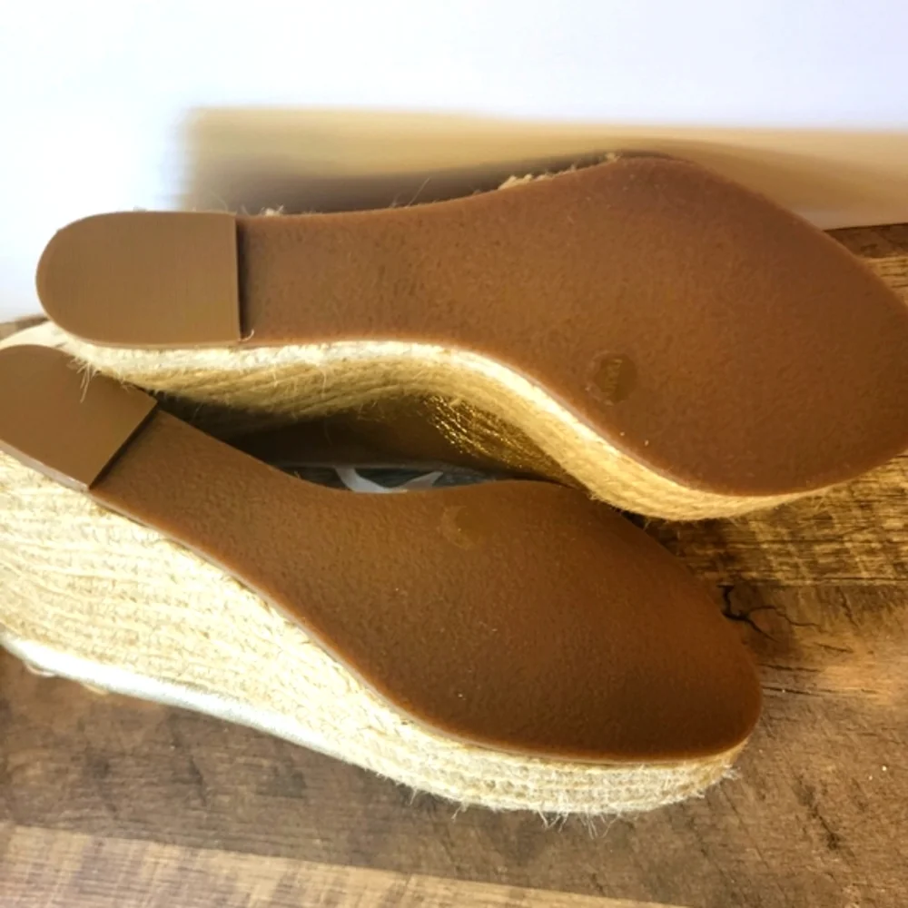 NWOT Jessica Simpson 8.5US Gold Wedge Platform Shoe for Holiday Christmas Party